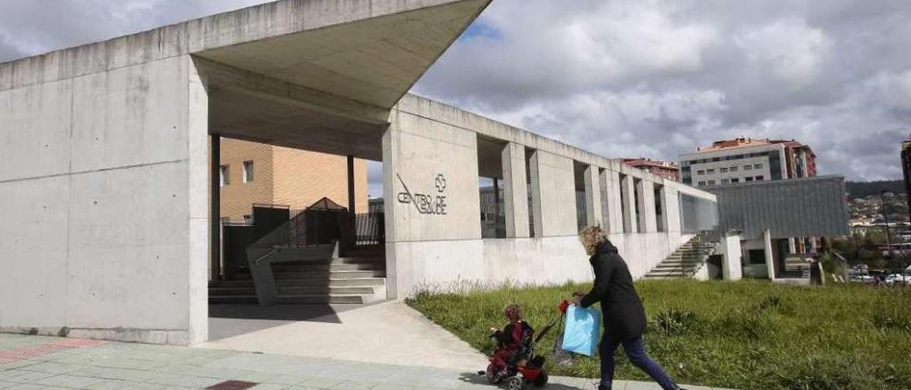 Una mujer con un niño accede al centro de salud de Navia. // Adrián Irago