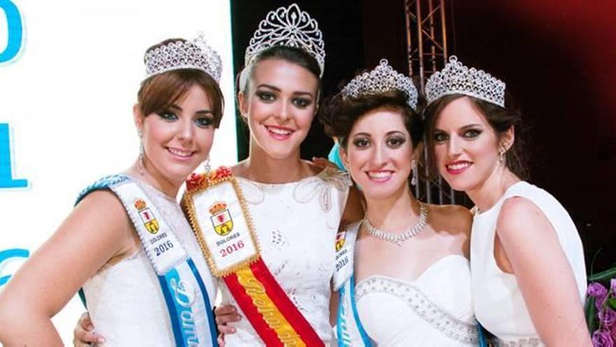 Dolores corona a su corte de reinas y damas de honor en una elegante gala