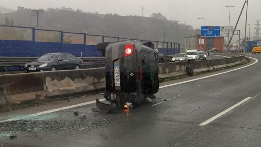 Herida una mujer tras volcar con su vehículo en el corredor del Nalón