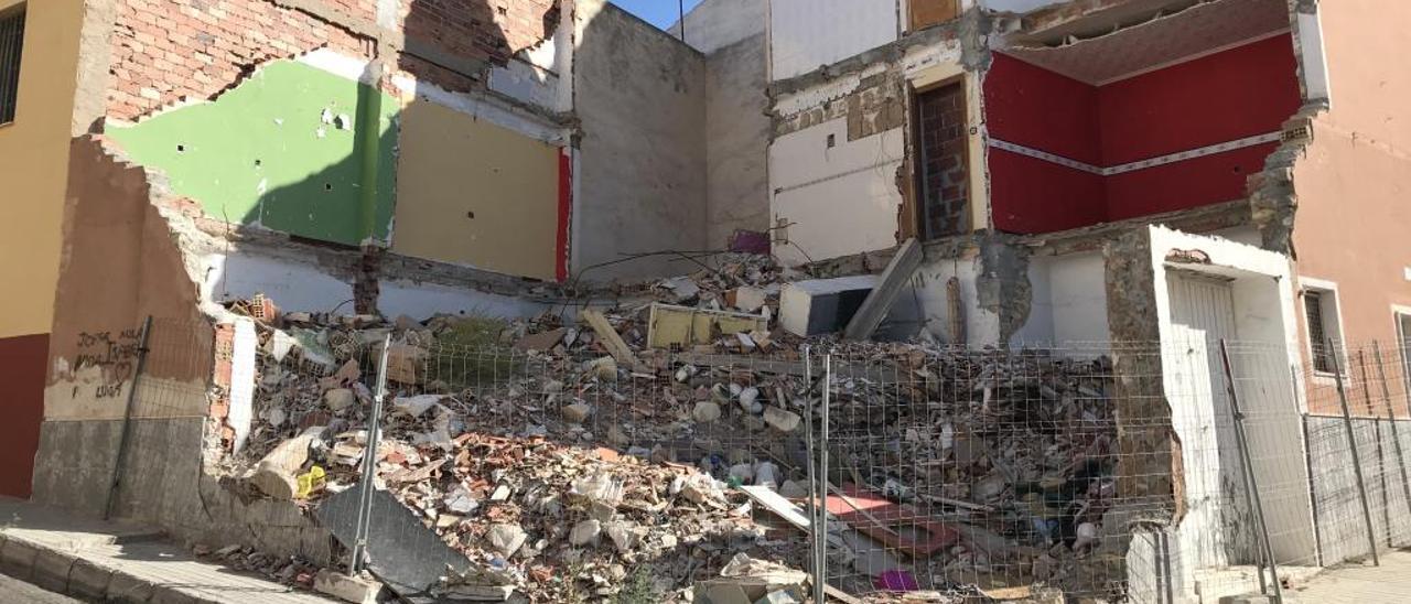 Estado actual del solar de la calle San Miguel de Elda donde se encuentran los restos del edificio derribado hace dos años por riesgo de derrumbe inminente.