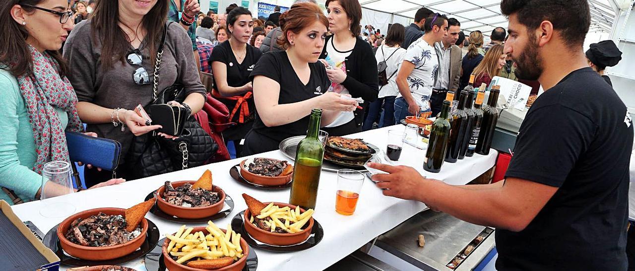 La popular Festa do Choco de Redondela no se celebrará este año bajo la tradicional carpa. |   // MARTA G. BREA