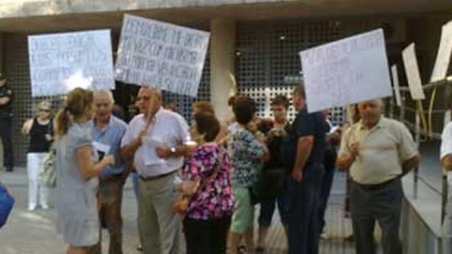 Los socios de Caval piden justicia a las puertas de la Audiencia de Badajoz