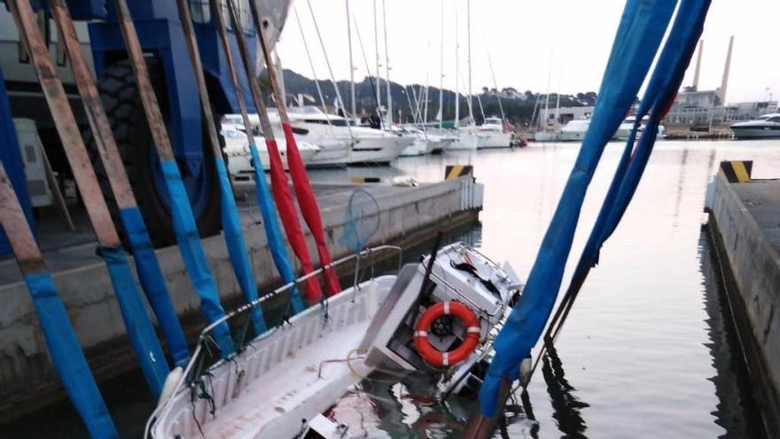 Izado del Virginia al muelle de Alcúdiamar tras ser reflotado