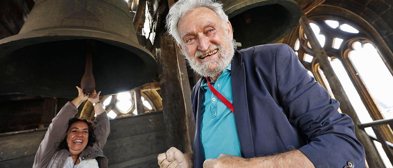 Llorenç Barber y Montserrat Palacios, ayer, durante su visita a la torre de la Catedral para ver la “Wamba”.