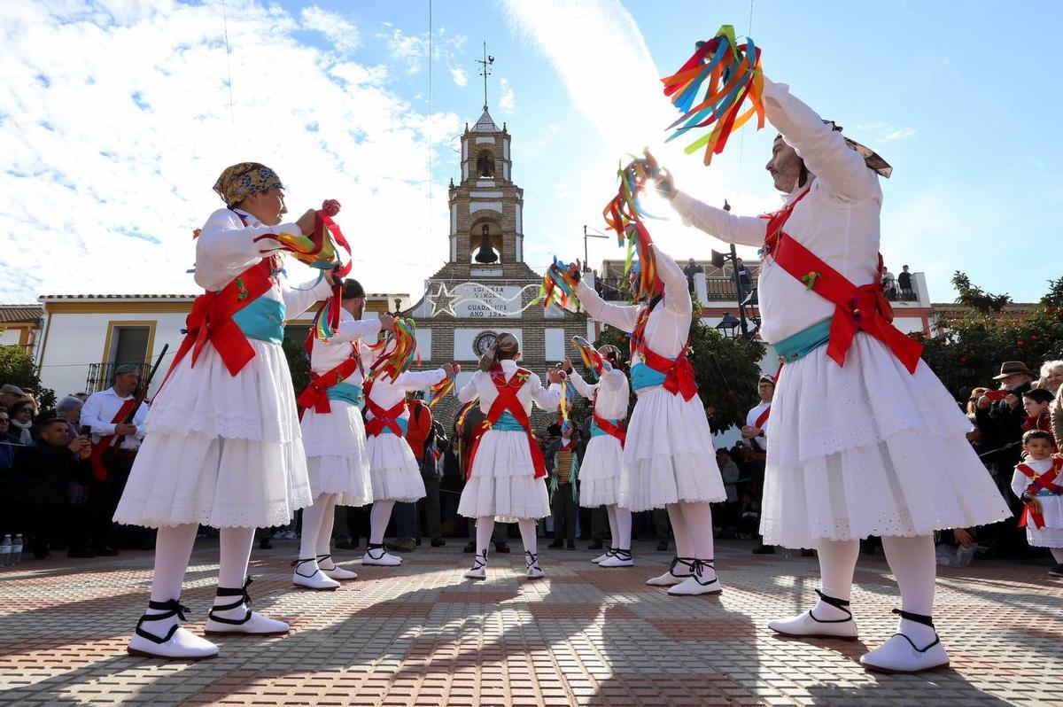 La primera danza se ejecuta delante de la iglesia.