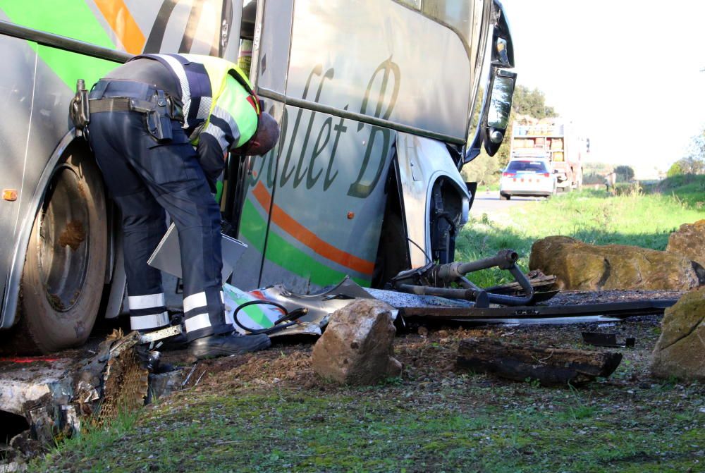 Onze escolars ferits en un accident d'autocar a Peratallada