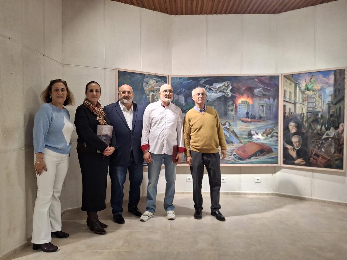 Los hijos del pintor y la alcaldesa, junto al tríptico "Record de la pantanà".
