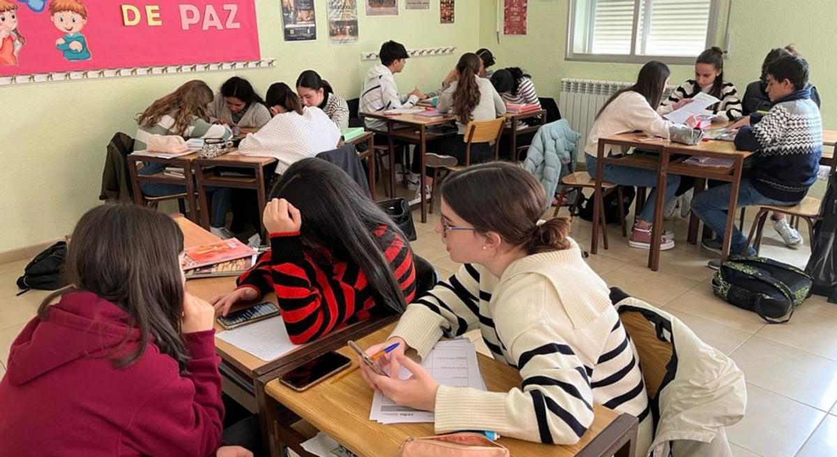 Arriba, los alumnos se dividen en varios grupos de trabajo para poner en común las rutas elegidas. A la izquierda, una de las charlas que se ofrecieron en el colegio antes de desarrollar el proyecto. | Cedidas