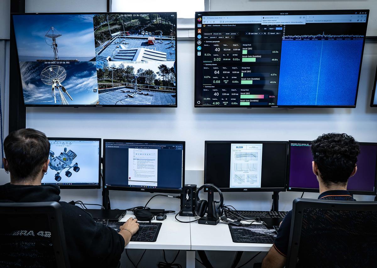 Operadores del grupo ATRG en la estación de seguimento de satélites en la Escuela de Ingeniería de Telecomunicación.