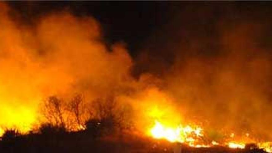 Fuera de control el incendio de l´Alcalatén por el fuerte viento