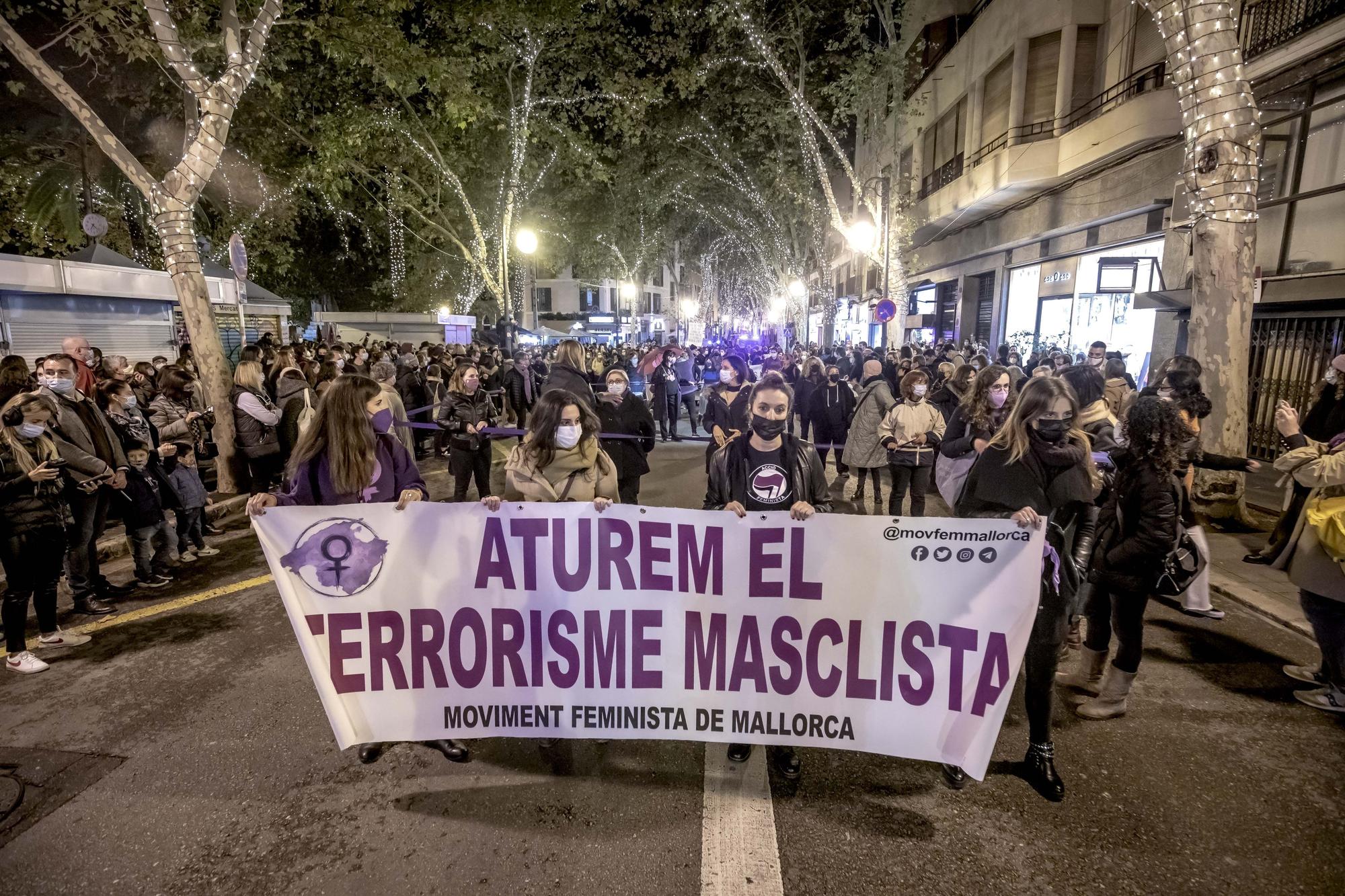 Manifestación del 25-N en Mallorca: Más de 500 personas recorren Palma "hartas" de la violencia machista