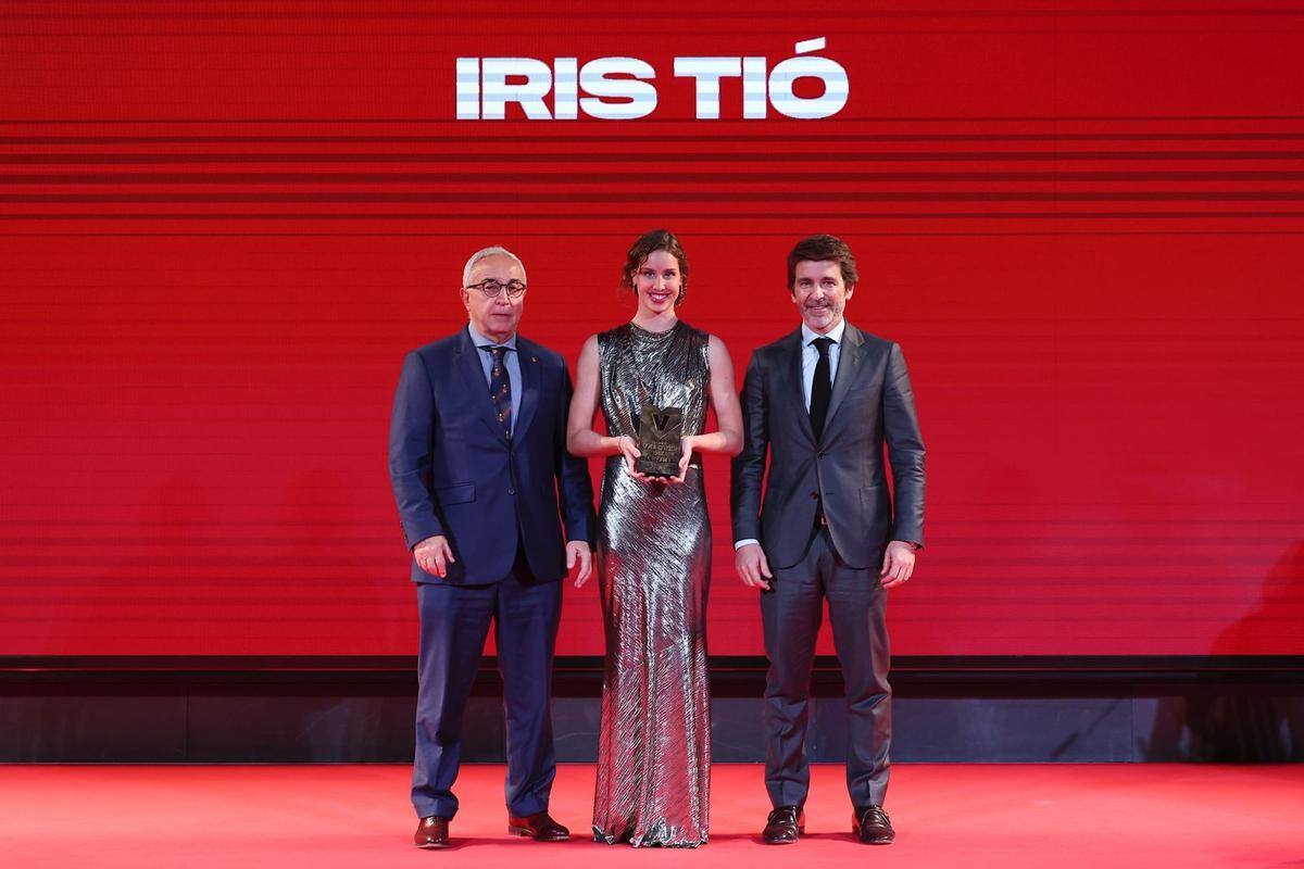 Iris Tió recogio el premio de manos del presidente del COE, Carlos Blanco y de Sergi Guillot, director General de Prensa Ibérica