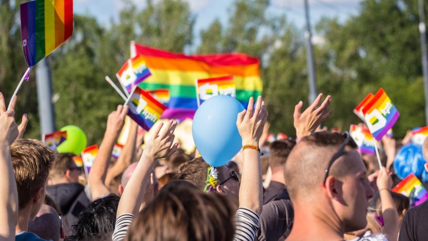 Personas acuden a una manifestación del Orgullo LGTB