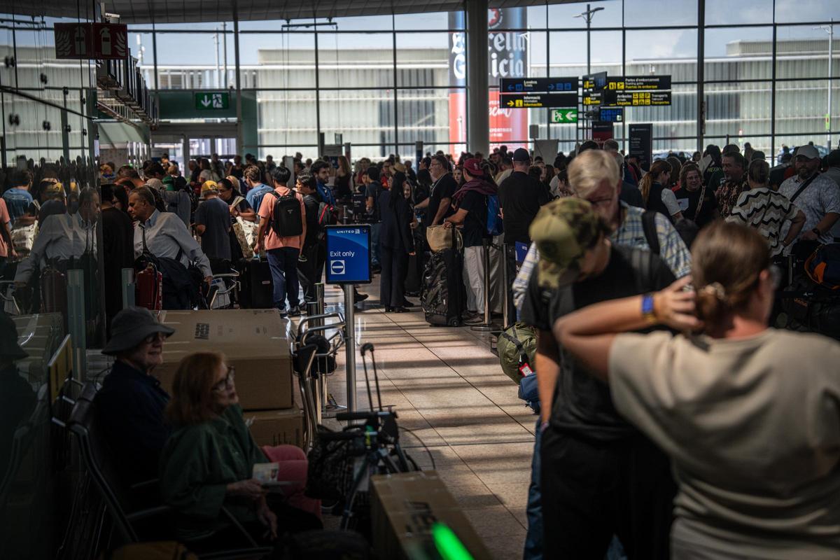 Pasajeros en el aeropuerto de Barcelona-El Prat durante una jornada de huelga de personal Pasajeros en el aeropuerto de Barcelona-El Prat durante una jornada de huelga de personal