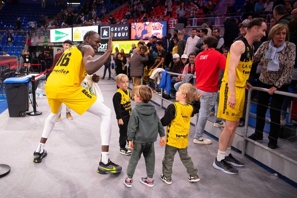 Badji saluda a los hijos de Huertas tras un partido