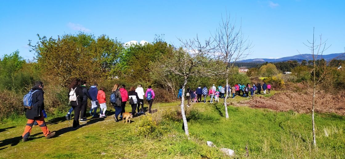 Un momento de la ruta para descubrir petroglifos, cruces de piedra, molinos y demás elementos que enriquecen la oferta patrimonial y turística de Catoira.