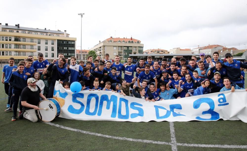 Los jugadores del Porriño celebran su ascenso a Tercera, con manteo a su entrenador Manuel Losada incluido.