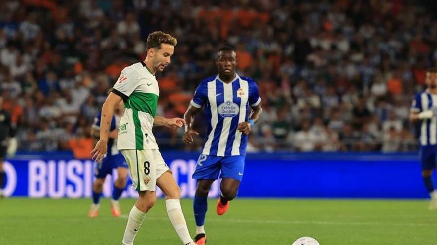Un exzaragocista emula a su padre y silencia Riazor en el regreso del Deportivo a Primera División