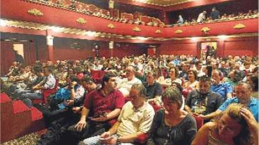Lleno y cinco minutos de aplausos
