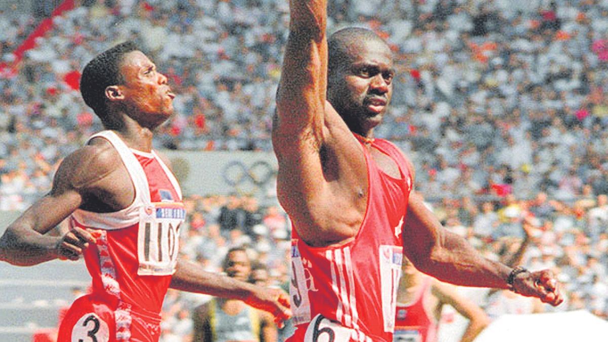 Ben Jhonson se impone a Carl Lewis en la carrera más turbia de la historia del Olimpismo.