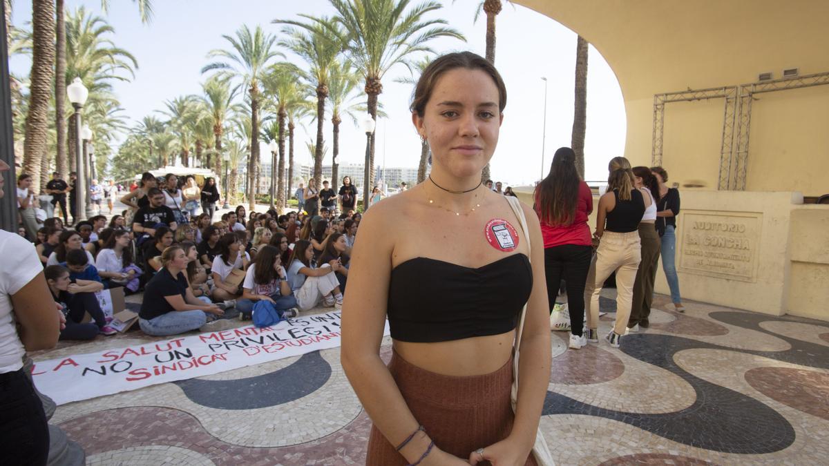 Guadalupe Alba Sánchez, en un momento de la concentración en Alicante contra el suicidio