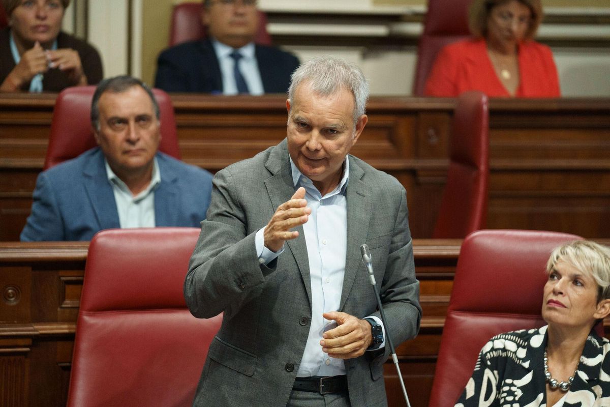 El portavoz del grupo Socialista, Sebastián Franquis, interviene en el pleno del Parlamento de Canarias que se celebra este miércoles.