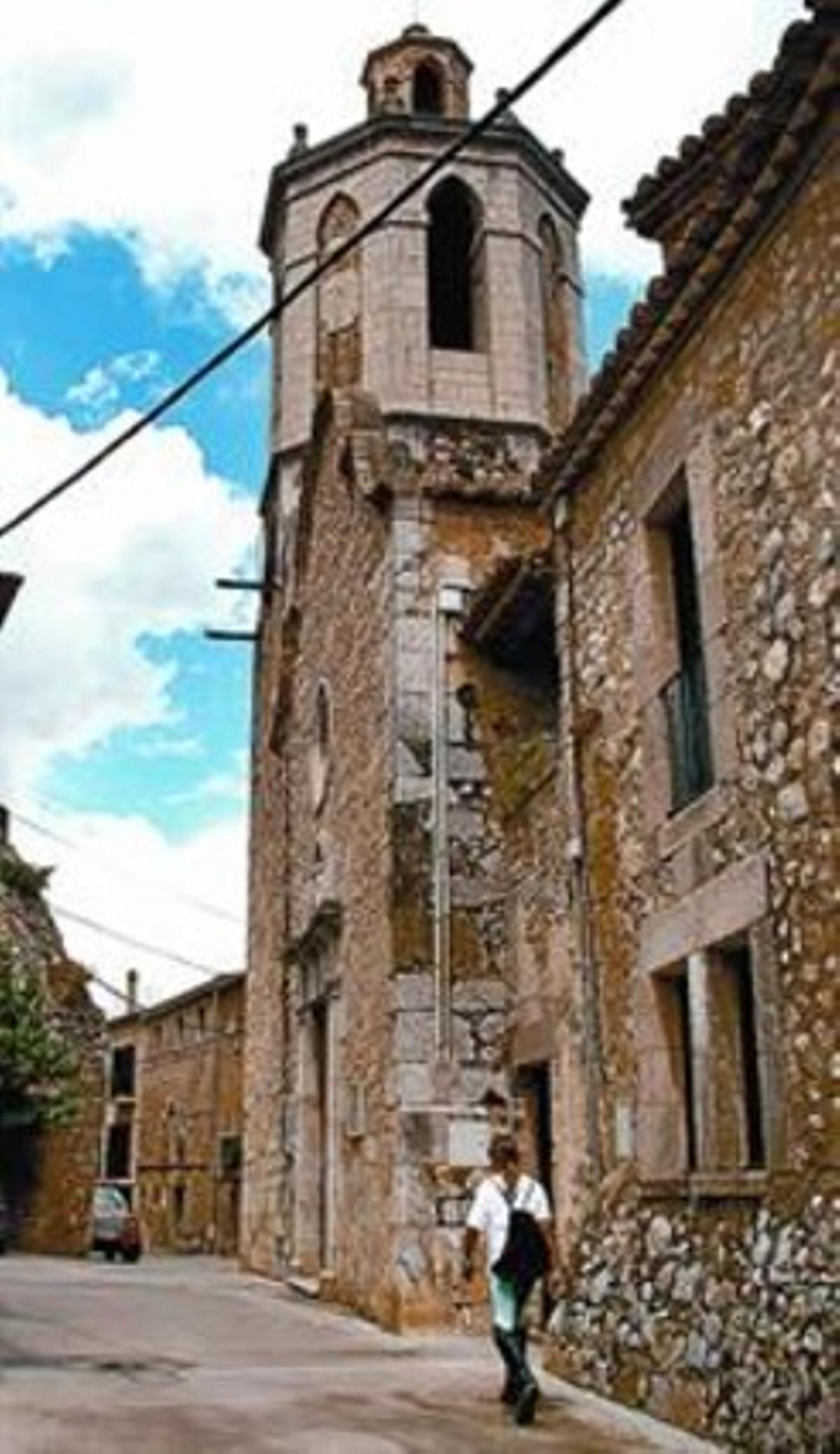 El polèmic campanar de Sant Mori. El polèmic campanar de Sant Mori.