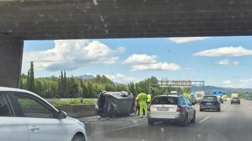 El cotxe encastat a la mitjana i bolcat a l'AP-7 a Aiguaviva.