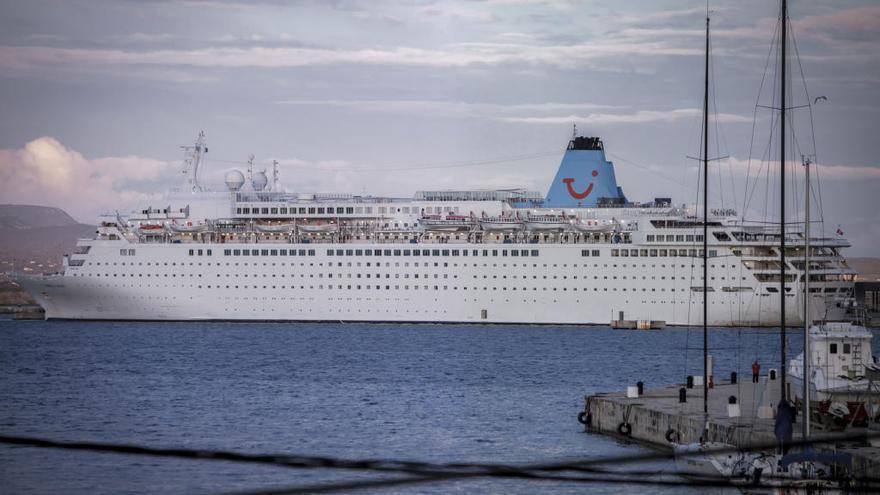 Un crucero provoca un vertido de combustible en aguas del Puerto de Palma