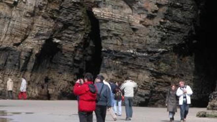 La Xunta solicita a Costas que cierre al público las grutas y cuevas de la playa de As Catedrais.