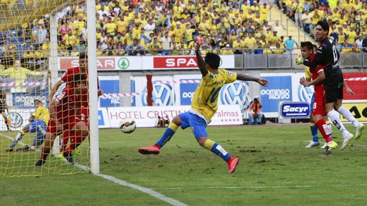 Bono, en el margen derecho, en la foto de la acción del ascenso de la UD el 21 de junio de 2015.