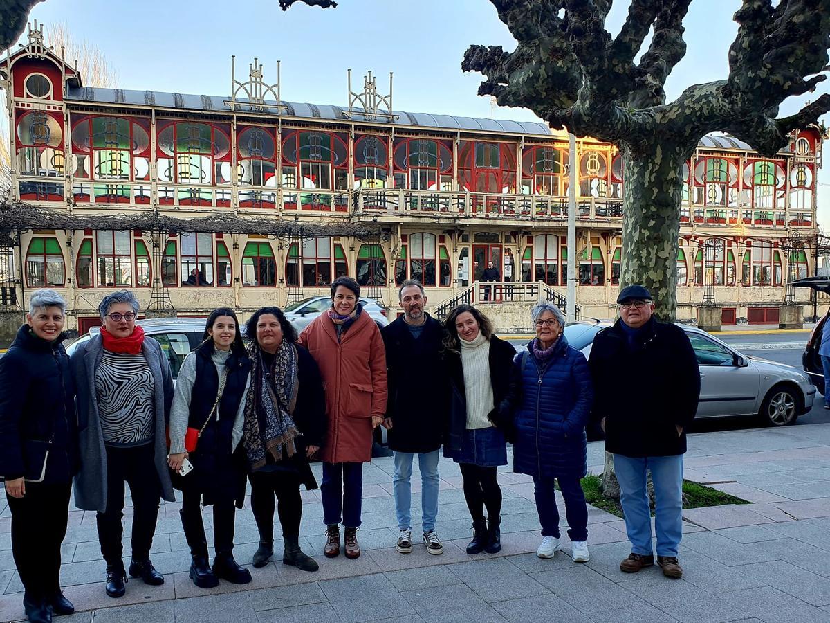 Ana Pontón posa frente a La Terraza con el candidato por el BNG de Sada e integrantes de la lista.