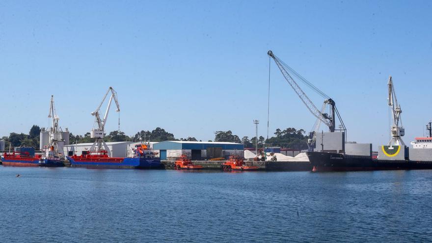 Movimiento de mercancías en el Muelle Comercial del puerto de Vilagarcía en la primera quincena de mayo.