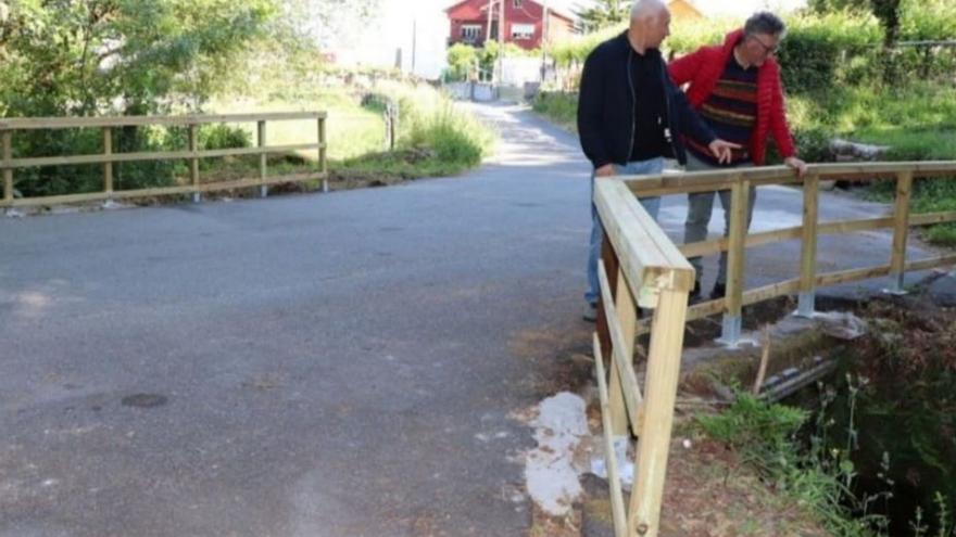 El alcalde y uno de sus concejales supervisando las mejoras introducidas en el puente de A Devesa. | FdV