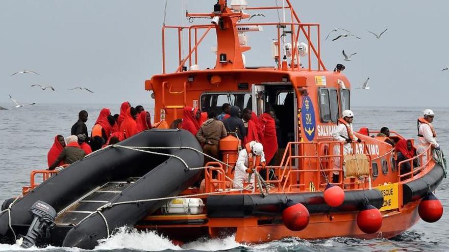 Salvamento traslada al puerto de Almería a 47 inmigrantes.