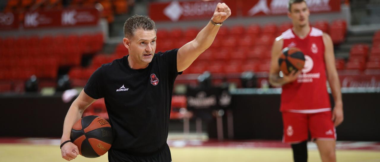 Martin Schiller da instrucciones durante un entrenamiento del equipo.