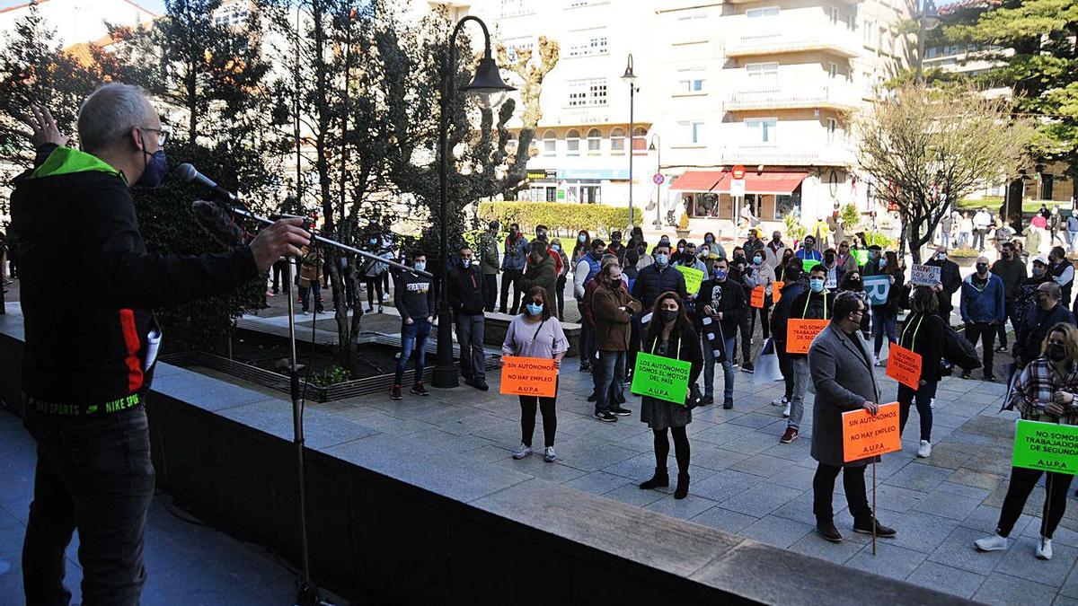 Hosteleros y comerciantes durante la protesta de ayer ante el Concello de Cangas. |   // GONZALO NÚÑEZ