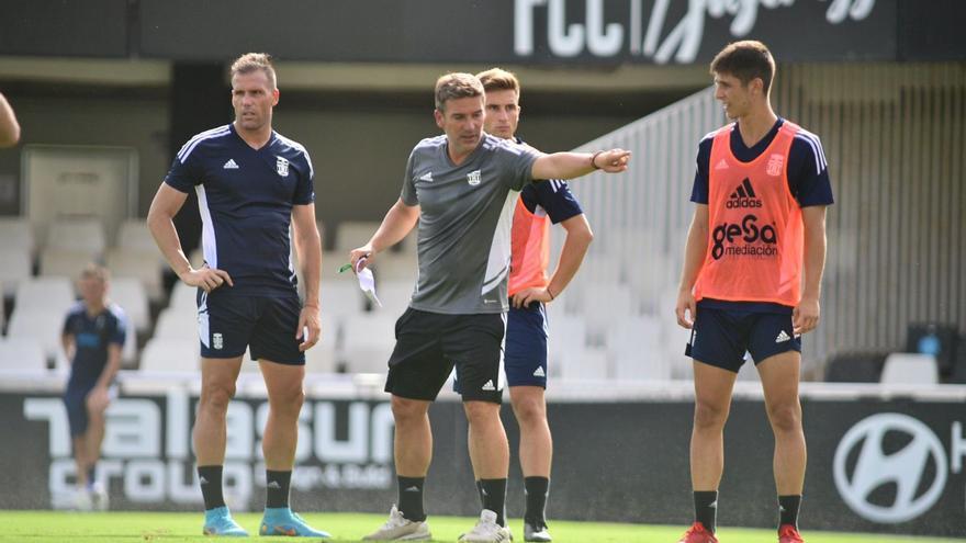 Luis Carrión da instrucciones
a sus jugadores en el último
entrenamiento. fc cartagena