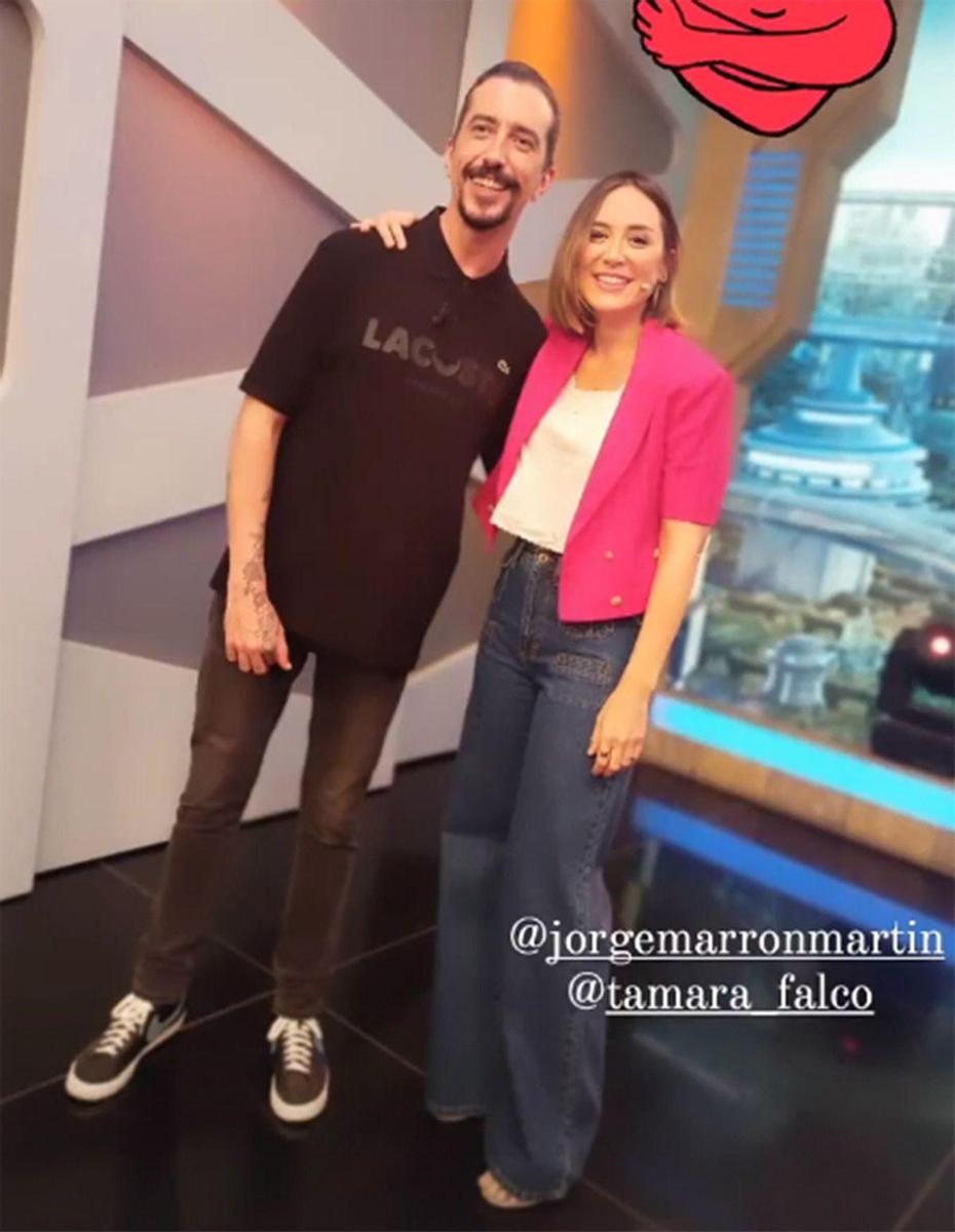 Tamara Falco con pantalon vaquero ancho y blazer corta