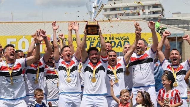 Héctor Iglesias, capitán del equipo, levantando el trofeo. |