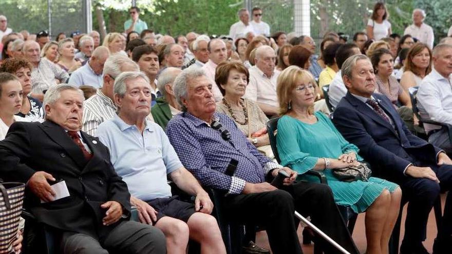 José Iván Díez, primero por la izquierda, y Agustín Antuña, primero por la derecha, durante el acto en el que fueron homenajeados ayer por el Real Grupo de Cultura Covadonga por su trayectoria como socios.