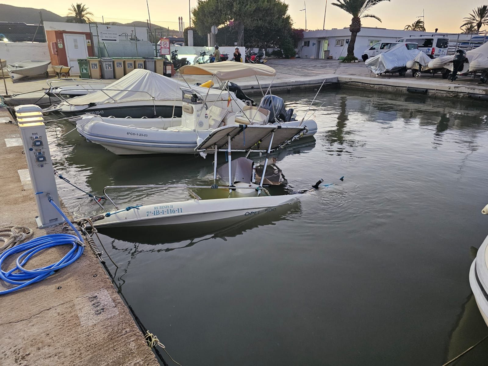 Barca hundida en el Club Náutico Ibiza