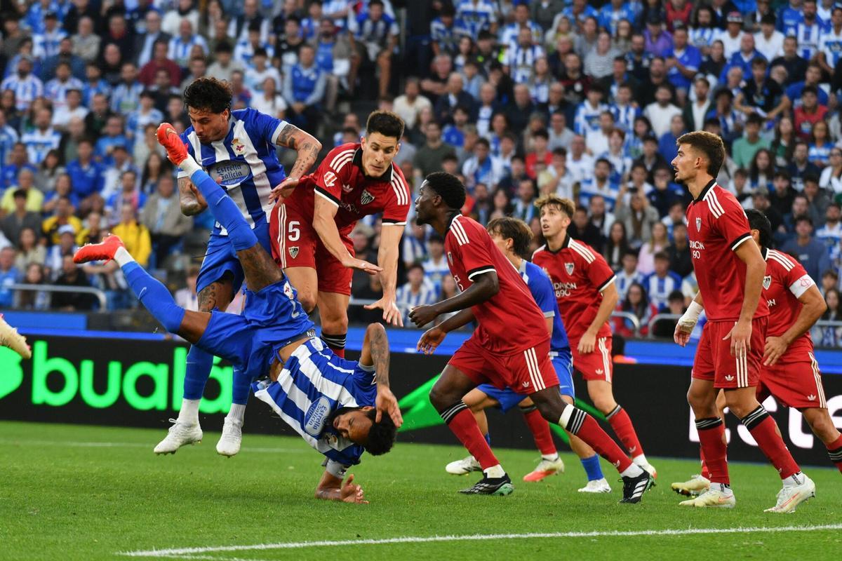 El Dépor cae ante el Sevilla (0-1) en un duelo espeso en el que no logró dominar el juego ni dispuso de ocasiones claras.