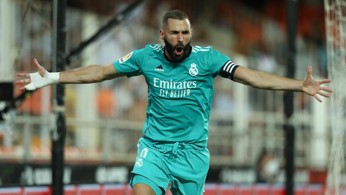 Karim Benzema celebra un tanto con el Real Madrid.