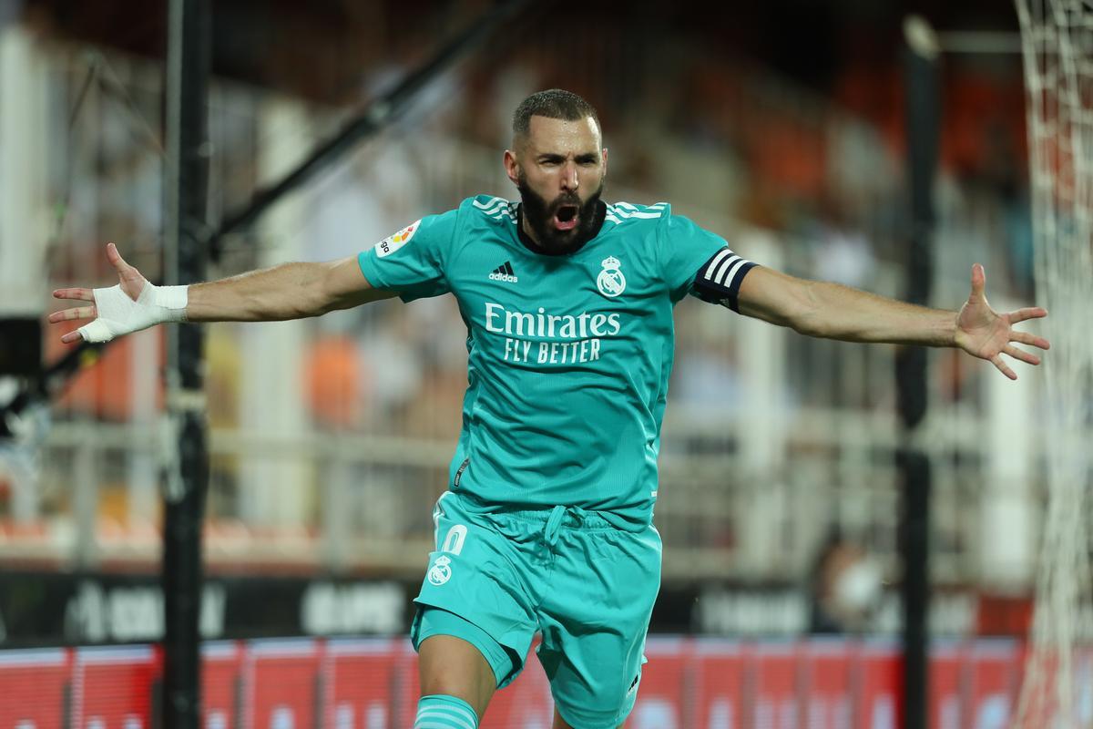 Karim Benzema celebra un tanto con el Real Madrid.