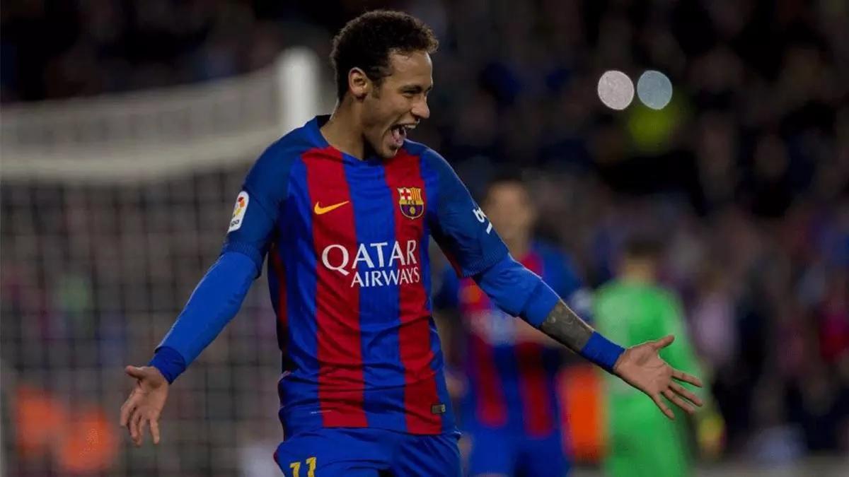 Neymar celebra un gol en su último año en el Barça