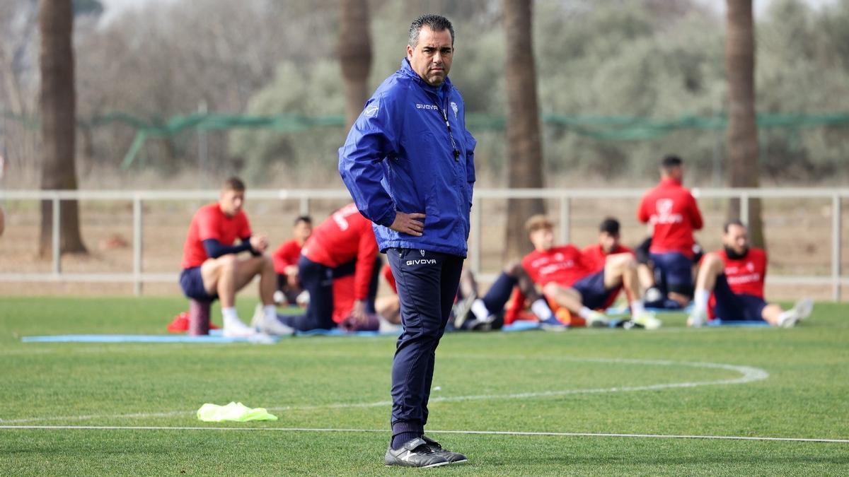 Germán Crespo, entrenador del Córdoba CF, en la sesión de entrenamiento de este lunes.