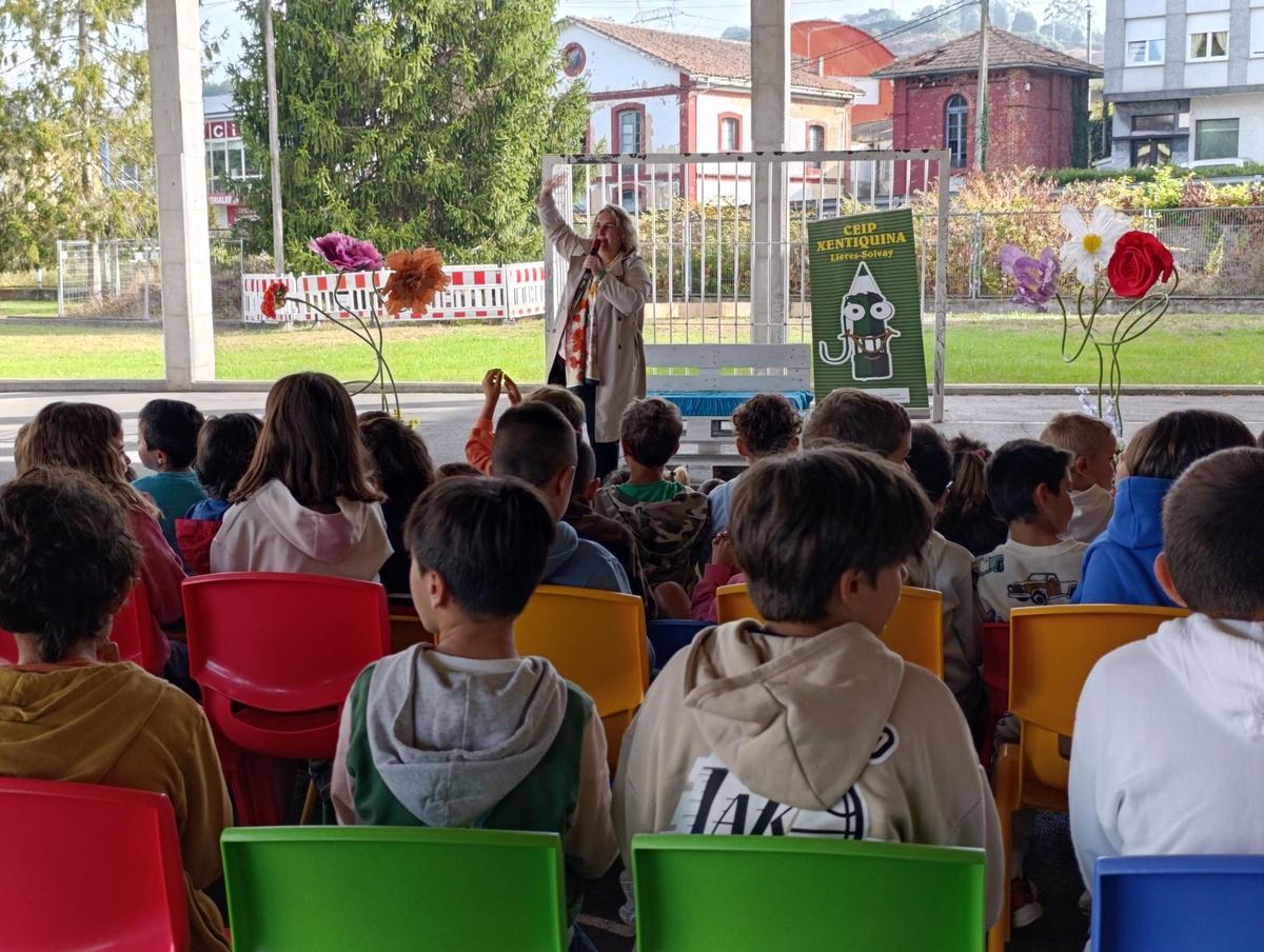 Inés Estrada se dirige a los niños del colegio Xentiquina de Lieres en el acto de inicio del curso.