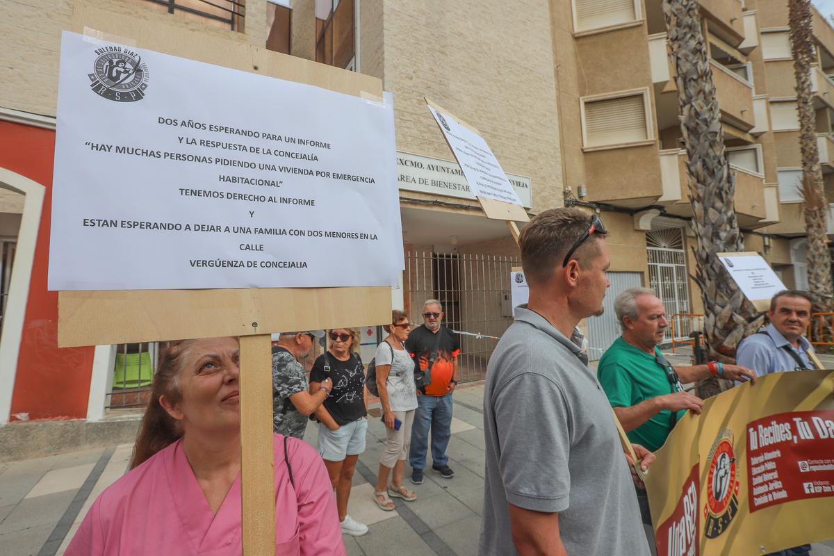 Un momento de la protesta de ayer en la calle Torrevejenses Ausentes frente a la sede de Servicios Sociales del Ayuntamiento de Torrevieja