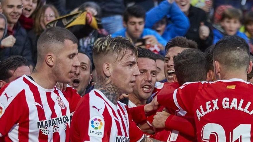 Los futbolistas del Girona celebran el gol de ayer.